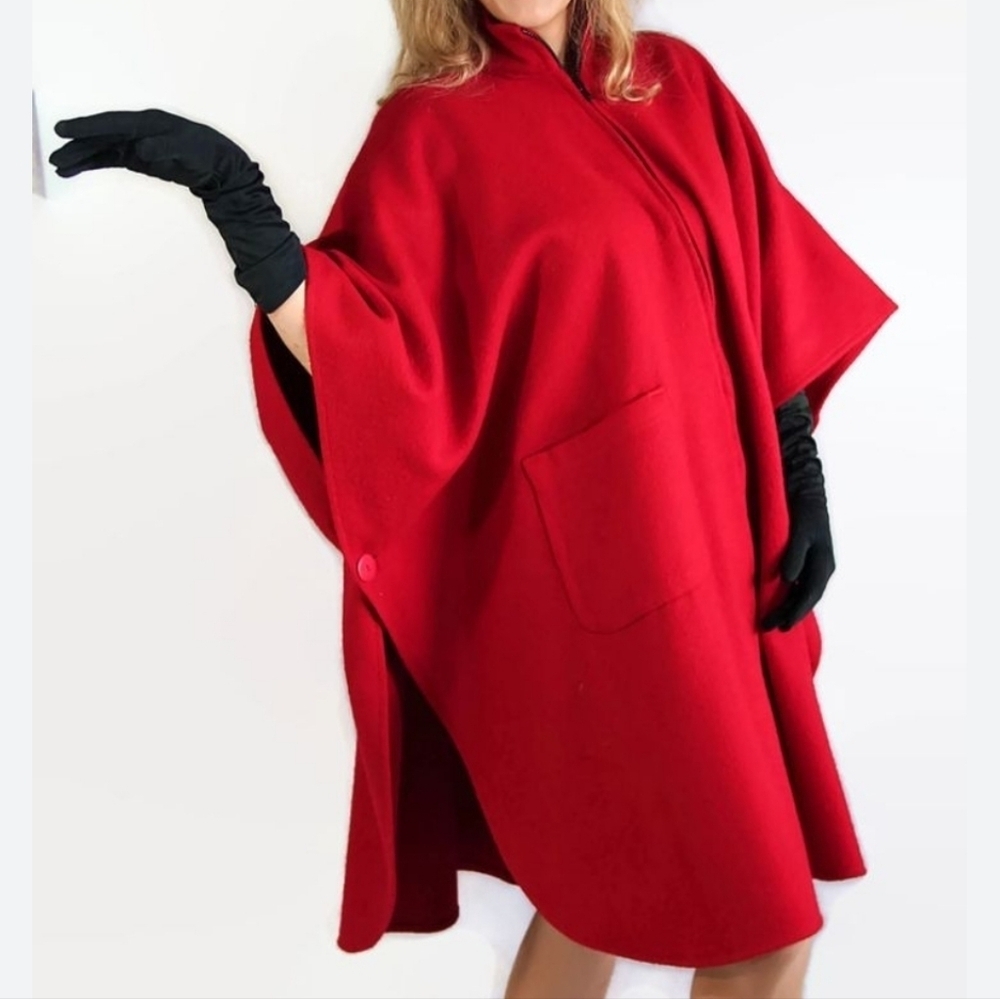 BEMIDJI WOOLEN MILLS CAPE 1970S. VINTAGE. WOOL BLEND ONE SIZE RED